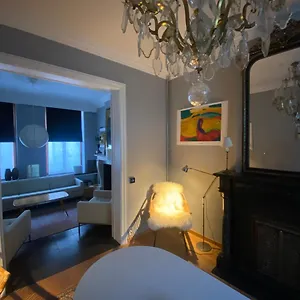 Artist's Loft & Garden Bed and breakfast